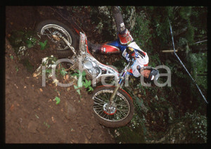 Campionato italiano TRIAL 2002 - BOSCO CHIESANUOVA 2002 35 mm vintage slide 29 Diapositiva d'epoca, in formato 35 mm.CONDIZIONI: GOODE' severamente vietata la riproduzione. Tutti i diritti sono riservati.Nella diapositiva ICharta mette in vendita, sul negozio eBay e in esclusiva sul sito "icharta" il proprio archivio composto da numerose diapositive e negativi fotografici d'epoca, tutti originali e autentici, che attraversano la storia del costume italiano tra gli la fine degli anni Sessanta e Novanta.Si tratta di uno sguardo inedito sull'attualit&agrave;, la politica, la vita quotidiana, il gossip e la cultura, che fotografa il cambiamento della nazione in quest'ultimo scorcio del XX secolo. Un'occasione unica per il mercato del collezionismo, che vede finalmente disponibile un archivio eccezionale per vastit&agrave;, tematiche e condizioni, in un settore (il negativo fotografico e la diapositiva) di assoluta novit&agrave; e dalle interessanti prospettive di investimento.  GOOD/buono   originale e autentica 1