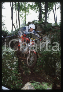 Campionato italiano TRIAL 2002 - BOSCO CHIESANUOVA 2002 35 mm vintage slide 31 Diapositiva d'epoca, in formato 35 mm.CONDIZIONI: GOODE' severamente vietata la riproduzione. Tutti i diritti sono riservati.Nella diapositiva ICharta mette in vendita, sul negozio eBay e in esclusiva sul sito "icharta" il proprio archivio composto da numerose diapositive e negativi fotografici d'epoca, tutti originali e autentici, che attraversano la storia del costume italiano tra gli la fine degli anni Sessanta e Novanta.Si tratta di uno sguardo inedito sull'attualit&agrave;, la politica, la vita quotidiana, il gossip e la cultura, che fotografa il cambiamento della nazione in quest'ultimo scorcio del XX secolo. Un'occasione unica per il mercato del collezionismo, che vede finalmente disponibile un archivio eccezionale per vastit&agrave;, tematiche e condizioni, in un settore (il negativo fotografico e la diapositiva) di assoluta novit&agrave; e dalle interessanti prospettive di investimento.  GOOD/buono   originale e autentica 1