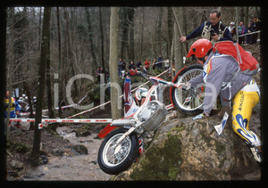 Campionato italiano TRIAL 2001 - SCHIO 2001 35 mm vintage slide 2 Diapositiva d'epoca, in formato 35 mm.CONDIZIONI: GOODE' severamente vietata la riproduzione. Tutti i diritti sono riservati.Nella diapositiva ICharta mette in vendita, sul negozio eBay e in esclusiva sul sito "icharta" il proprio archivio composto da numerose diapositive e negativi fotografici d'epoca, tutti originali e autentici, che attraversano la storia del costume italiano tra gli la fine degli anni Sessanta e Novanta.Si tratta di uno sguardo inedito sull'attualit&agrave;, la politica, la vita quotidiana, il gossip e la cultura, che fotografa il cambiamento della nazione in quest'ultimo scorcio del XX secolo. Un'occasione unica per il mercato del collezionismo, che vede finalmente disponibile un archivio eccezionale per vastit&agrave;, tematiche e condizioni, in un settore (il negativo fotografico e la diapositiva) di assoluta novit&agrave; e dalle interessanti prospettive di investimento.  GOOD/buono   originale e autentica 1