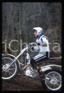 Campionato italiano TRIAL 2001 - SCHIO 2001 35 mm vintage slide 21 Diapositiva d'epoca, in formato 35 mm.CONDIZIONI: GOODE' severamente vietata la riproduzione. Tutti i diritti sono riservati.Nella diapositiva ICharta mette in vendita, sul negozio eBay e in esclusiva sul sito "icharta" il proprio archivio composto da numerose diapositive e negativi fotografici d'epoca, tutti originali e autentici, che attraversano la storia del costume italiano tra gli la fine degli anni Sessanta e Novanta.Si tratta di uno sguardo inedito sull'attualit&agrave;, la politica, la vita quotidiana, il gossip e la cultura, che fotografa il cambiamento della nazione in quest'ultimo scorcio del XX secolo. Un'occasione unica per il mercato del collezionismo, che vede finalmente disponibile un archivio eccezionale per vastit&agrave;, tematiche e condizioni, in un settore (il negativo fotografico e la diapositiva) di assoluta novit&agrave; e dalle interessanti prospettive di investimento.  GOOD/buono   originale e autentica 1