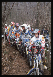 Campionato italiano TRIAL 2001 - SCHIO 2001 35 mm vintage slide 22 Diapositiva d'epoca, in formato 35 mm.CONDIZIONI: GOODE' severamente vietata la riproduzione. Tutti i diritti sono riservati.Nella diapositiva ICharta mette in vendita, sul negozio eBay e in esclusiva sul sito "icharta" il proprio archivio composto da numerose diapositive e negativi fotografici d'epoca, tutti originali e autentici, che attraversano la storia del costume italiano tra gli la fine degli anni Sessanta e Novanta.Si tratta di uno sguardo inedito sull'attualit&agrave;, la politica, la vita quotidiana, il gossip e la cultura, che fotografa il cambiamento della nazione in quest'ultimo scorcio del XX secolo. Un'occasione unica per il mercato del collezionismo, che vede finalmente disponibile un archivio eccezionale per vastit&agrave;, tematiche e condizioni, in un settore (il negativo fotografico e la diapositiva) di assoluta novit&agrave; e dalle interessanti prospettive di investimento.  GOOD/buono   originale e autentica 1