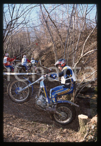 TRIAL Internazionale 2 GIORNI DELLA BRIANZA - MONZA 2002 35 mm vintage slide 7 Diapositiva d'epoca, in formato 35 mm.CONDIZIONI: GOODE' severamente vietata la riproduzione. Tutti i diritti sono riservati.Nella diapositiva ICharta mette in vendita, sul negozio eBay e in esclusiva sul sito "icharta" il proprio archivio composto da numerose diapositive e negativi fotografici d'epoca, tutti originali e autentici, che attraversano la storia del costume italiano tra gli la fine degli anni Sessanta e Novanta.Si tratta di uno sguardo inedito sull'attualit&agrave;, la politica, la vita quotidiana, il gossip e la cultura, che fotografa il cambiamento della nazione in quest'ultimo scorcio del XX secolo. Un'occasione unica per il mercato del collezionismo, che vede finalmente disponibile un archivio eccezionale per vastit&agrave;, tematiche e condizioni, in un settore (il negativo fotografico e la diapositiva) di assoluta novit&agrave; e dalle interessanti prospettive di investimento.  GOOD/buono   originale e autentica 1