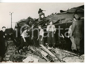 1953 VERONA PORTA NUOVA - DISASTRO FERROVIARIO Soccorritori tra le lamiere *Foto Fotografia d'epoca, con didascalia coeva al verso. CONDIZIONI: FAIR (bassa qualit&agrave; di stampa)FORMATO: 18x13 cm     originale e autentica 1
