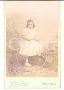 Fotografia d'epoca originale 1890 ca CHANTILLY (F) Ritratto di bambina con il cerchio *Foto Georges DUBOSQ 1