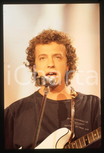 Fotografia d epoca originale 35mm vintage slide 1985 ca MUSICA Mike FRANCIS durante un concerto 23 1