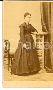 Fotografia d epoca originale 1870 ca COMO Ritratto di donna in abito scuro e guanti Fotografia G. NESSI CDV 1