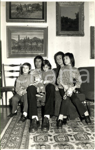 1971 CALCIO JUVENTUS Sandro SALVADORE in casa con la famiglia (1) Foto 20x30 cm Fotografia di agenzia. CONDIZIONI: G FORMATO: 20x30 cm    originale e autentica 1