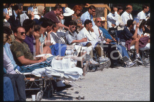 35mm vintage slide*1994 Zagreb Hippodrome Giovanni Paolo II, people at the mass  Diapositiva d'epoca, in formato 35 mm.CONDIZIONI: GOODE' severamente vietata la riproduzione. Tutti i diritti sono riservati.Nella diapositiva ICharta mette in vendita, sul negozio eBay e in esclusiva sul sito "icharta" il proprio archivio composto da numerose diapositive e negativi fotografici d'epoca, tutti originali e autentici, che attraversano la storia del costume italiano tra gli la fine degli anni Sessanta e Novanta.Si tratta di uno sguardo inedito sull'attualit&agrave;, la politica, la vita quotidiana, il gossip e la cultura, che fotografa il cambiamento della nazione in quest'ultimo scorcio del XX secolo. Un'occasione unica per il mercato del collezionismo, che vede finalmente disponibile un archivio eccezionale per vastit&agrave;, tematiche e condizioni, in un settore (il negativo fotografico e la diapositiva) di assoluta novit&agrave; e dalle interessanti prospettive di investimento.  FAIR/discreto   originale e autentica 1