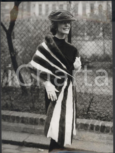 Fotografia d epoca originale 1956 LONDON Barbara MIURA wearing black and white armine fur Photo Fashion 1