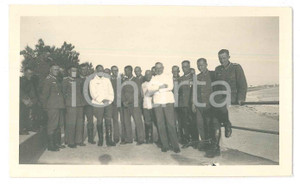 1936 JERSEY (UK) Hotel DEMI-DES-PAS 13 Komp. Inf. Rgt. 15 - Officers *Photo 11x7 Fotografia originale d'epoca, che mostra un gruppo di ufficiali della Wehrmacht in gita/trasferta, davanti all'albergo.    FAIR/discreto residui cartacei al verso Formato: 11x6 cm originale e autentica 1