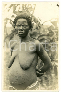 1930 ca CONGO BELGE Femme indigène enceinte - Scarification *Photo L. GABRIEL 99 Fotografia originale d'epoca, in formato cartolina postale. GOOD/buono minimo residuo cartaceo all'angolo superiore destro e minima piegature angolare Formato: 9x14 cm originale e autentica 1