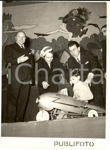 1955 ROMA Mario SCELBA alla consegna doni per figli dipendenti Ministero Interni