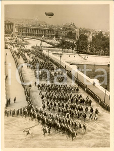 Fotografia d epoca originale 1938 PARIS F Dirigibile sorvola corteo per Reali inglesi a PONT DE LA CONCORDE 1