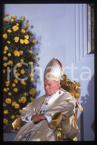 35mm vintage slide* 1994 CATANIA Giovanni Paolo II - Madonna del pianto (13)  Diapositiva d'epoca, in formato 35 mm.CONDIZIONI: GOODE' severamente vietata la riproduzione. Tutti i diritti sono riservati.Nella diapositiva ICharta mette in vendita, sul negozio eBay e in esclusiva sul sito "icharta" il proprio archivio composto da numerose diapositive e negativi fotografici d'epoca, tutti originali e autentici, che attraversano la storia del costume italiano tra gli la fine degli anni Sessanta e Novanta.Si tratta di uno sguardo inedito sull'attualit&agrave;, la politica, la vita quotidiana, il gossip e la cultura, che fotografa il cambiamento della nazione in quest'ultimo scorcio del XX secolo. Un'occasione unica per il mercato del collezionismo, che vede finalmente disponibile un archivio eccezionale per vastit&agrave;, tematiche e condizioni, in un settore (il negativo fotografico e la diapositiva) di assoluta novit&agrave; e dalle interessanti prospettive di investimento.  FAIR/discreto   originale e autentica 1