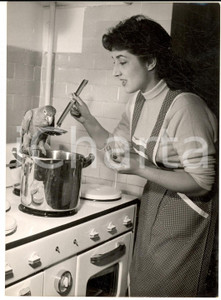 1955 ROMA Attrice Gianna ALFIERI cucina con un pappagallo *Foto 13x18 cm