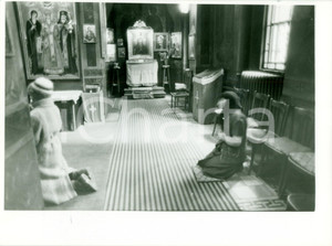 Fotografia d epoca originale 1989 BUCAREST ROMANIAN REVOLUTION Donne in preghiera in Chiesa ortodossa FOTO 1