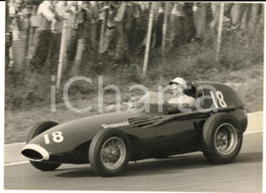 1957 AUTOMOBILISMO GP MONZA Passaggio di Stirling MOSS vincitore - Foto 18x13
