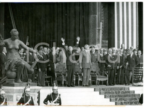 1959 PARIS Hôtel de Ville - Dwight EISENHOWER saluta la folla *Foto 18x13 cm