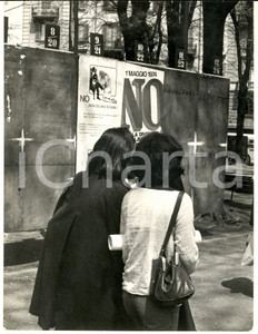 1974 MILANO Referendum sul divorzio - Donne davanti alla propaganda del NO *Foto Fotografia d'epoca. CONDIZIONI: GFOTO : 18x24 cm    originale e autentica 1