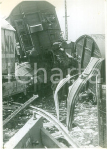 Fotografia d epoca originale 1943 KOLN WW2 Convoglio ferroviario distrutto dai bombardamenti Fotografia 1