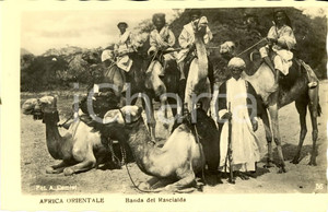 Cartolina originale da collezione 1940 ca ASMARA ERITREA AOI COSTUMI Banda di RASCIAIDA in armi con cammelli FP 1