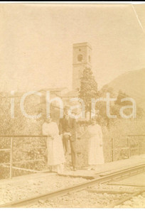 Fotografia d epoca originale 1919 BORGO A MOZZANO LU Famiglia con la chiesa di SAN ROCCO Foto 9x13 cm 1