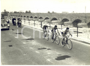 1957 CICLISMO GIRO D'ITALIA Tappa TERNI-PESCARA Fuga verso MONTE SILVANO *Foto