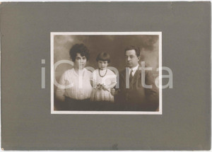 Fotografia d epoca originale 1920 ca ITALIA Ritratto di famiglia con bambina  Foto COSTUME 35x25 cm 1