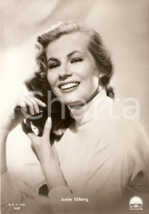 Cartolina originale da collezione 1955 ca CINEMA Anita EKBERG si pettina i capelli *Cartolina FG NV 1
