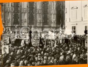 Fotografia d epoca originale 1936 MILANO Manifestazione in Piazza DUOMO per Natale ROMA con cartelli per DUCE 1