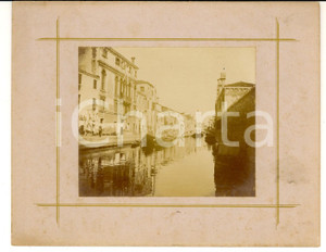 Fotografia d epoca originale 1910 ca VENEZIA Fondamenta con panni stesi e barca nel canale Foto VINTAGE 1