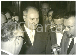 1957 ROMA Giuseppe SARAGAT rilascia dichiarazione ai giornalisti *Foto 18x13 cm Fotografia d'epoca, con didascalia coeva al verso.  CONDIZIONI: FAIR (bassa qualit&agrave; di stampa e lieve alone diffuso) FORMATO: 18x13 cm    originale e autentica 1