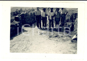 Fotografia d epoca originale 1960 ca SICILIA Gruppo di contadini con le vanghe Foto VINTAGE 12x10 1