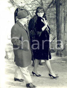 1965 NIZZA  Sophia LOREN a passeggio con il marito Carlo PONTI - Foto 18x24 cm Fotografia d'epoca con didascalia coeva.  CONDIZIONI: POOR (piegatura evidente all'angolo inferiore sinistro)     originale e autentica 1