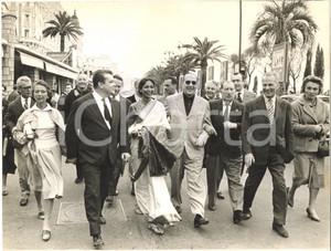 1959 FESTIVAL DI CANNES Arrivo di Roberto ROSSELLINI e Sonali DAS GUPTA *Foto