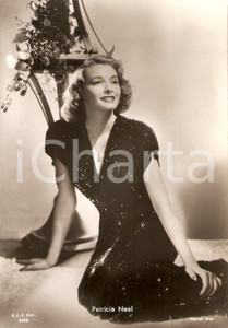 Cartolina originale da collezione 1950 ca CINEMA Attrice Patricia NEAL Ritratto con vaso di fiori Cartolina FG NV 1