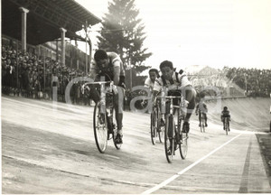 1960 CICLISMO MILANO-TORINO Volata del gruppo dopo l'arrivo - Foto 18x13