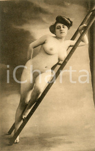 1910 ca VINTAGE EROTIC Nude woman on a ladder - Postcard risque FP  Fotografia seriale d'epoca, in formato cartolina.CONDIZIONI: G FORMATO: FP    originale e autentica 1