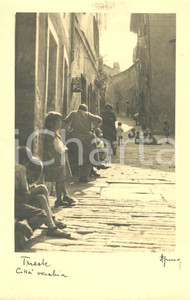 Cartolina originale da collezione 1931 TRIESTE Scorcio CITTA  VECCHIA con donne e bambini Cartolina animata FP VG 1