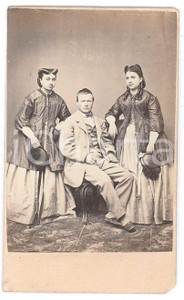 Fotografia d epoca originale 1870 ca ITALIA Ritratto di due sorelle con il fratello  Foto VINTAGE CDV 1