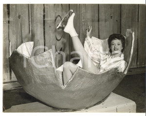 Fotografia d epoca originale 1953 LONDON Humpty Dumpty on ice  Anne ROGERS posing into an egg Foto 20x15 1
