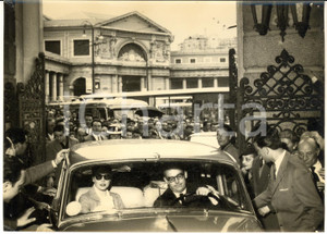 1957 GENOVA Piazza Principe - Arrivo principi Ranieri e Grace di Monaco *Foto Fotografia d'epoca con didascalia coeva. CONDIZIONI: GFORMATO: 18x13 cm      originale e autentica 1