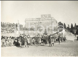 1955 ca AREA DI PALERMO Corteo in costume medievale (3) Foto 18x13 cm Fotografia d'epoca. CONDIZIONI: G (ma lievi difetti di stampa)FORMATO: 18x13 cm     originale e autentica 1