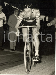 1956 MILANO Vigorelli CICLISMO Jacques ANQUETIL batte il record dell'ora *Foto Fotografia d'epoca con didascalia coeva.  CONDIZIONI: FAIR (lieve sovraimpressione lungo il margine sinistro) FORMATO: 13x18 cm     originale e autentica 1