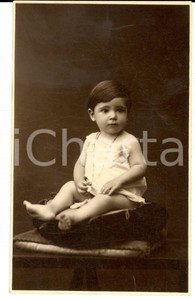 Fotografia d epoca originale 1930 ca MILANO Ritratto di bambino  su un cuscino Foto cartolina RECCHIA 1