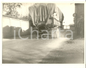 Fotografia d'epoca originale 1960 ca TORRE BERETTI (PV) Camion attraversa il paese *Fotografia artistica 1