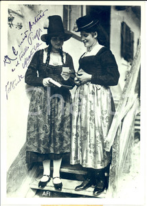 Fotografia d epoca originale 1940 ca VENEZIA Giovani ragazze in costume tipico leggono un libro Con dedica 1