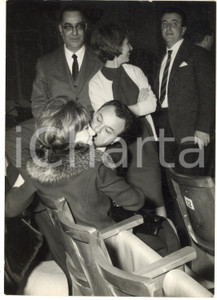 1962 FESTIVAL DI SANREMO Scambio auguri tra Betty CURTIS e Luciano TAJOLI - Foto