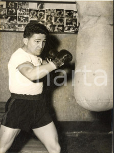 1956 BOXE MARSIGLIA Pugile Valère BENEDETTO durante l'allenamento - Foto  Fotografia d'epoca, con didascalia coeva al verso.  CONDIZIONI: G FORMATO: 12x17 cm     originale e autentica 1
