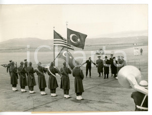 1959 AEROPORTO DI ANKARA Dwight D. EISENHOWER passa in rassegna rivista militare